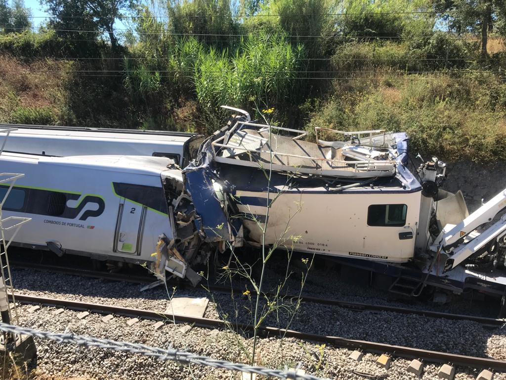Alfa Pendular com 280 passageiros sofre colisão em Coimbra