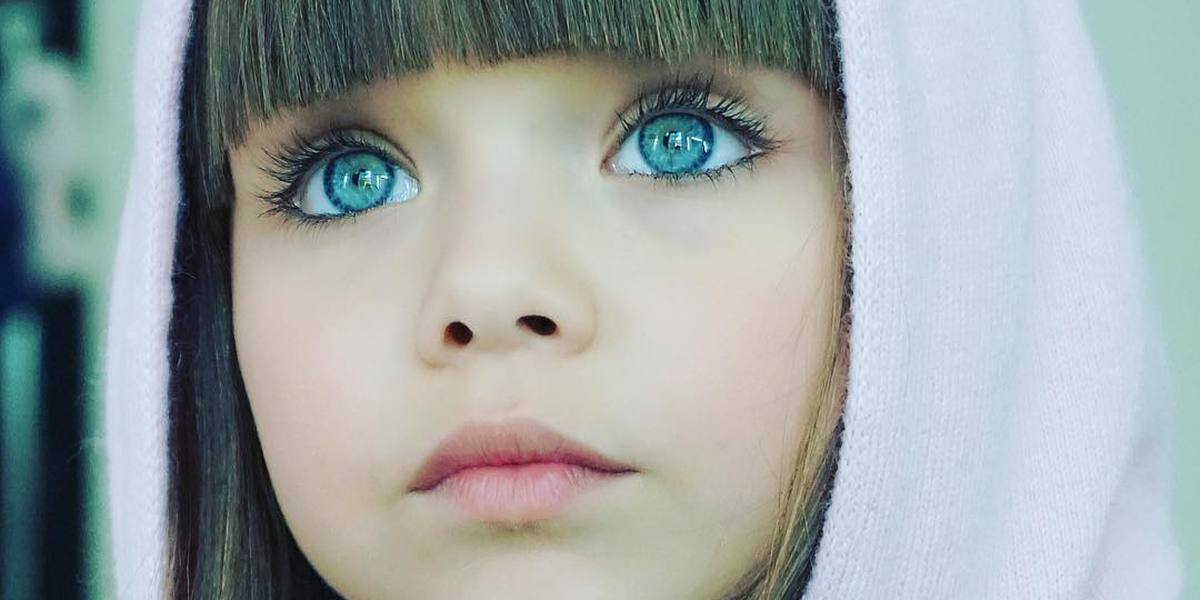 Девочки с длинными глазами. Настя Князева 2022. Девочка с голубыми глазами.