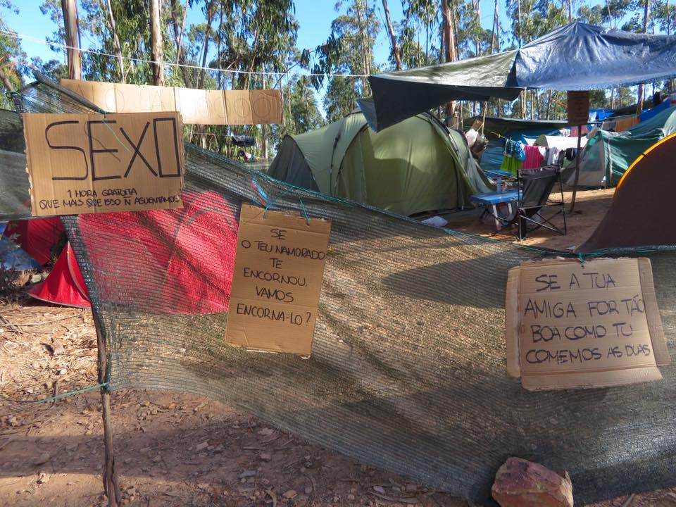 “Se a tua amiga for tão boa como tu comemos as duas”. Cartazes no festival MEO Sudoeste geram polémica
