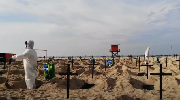 Praia de Copacabana enche-se de campas abertas para lembrar vítimas da pandemia