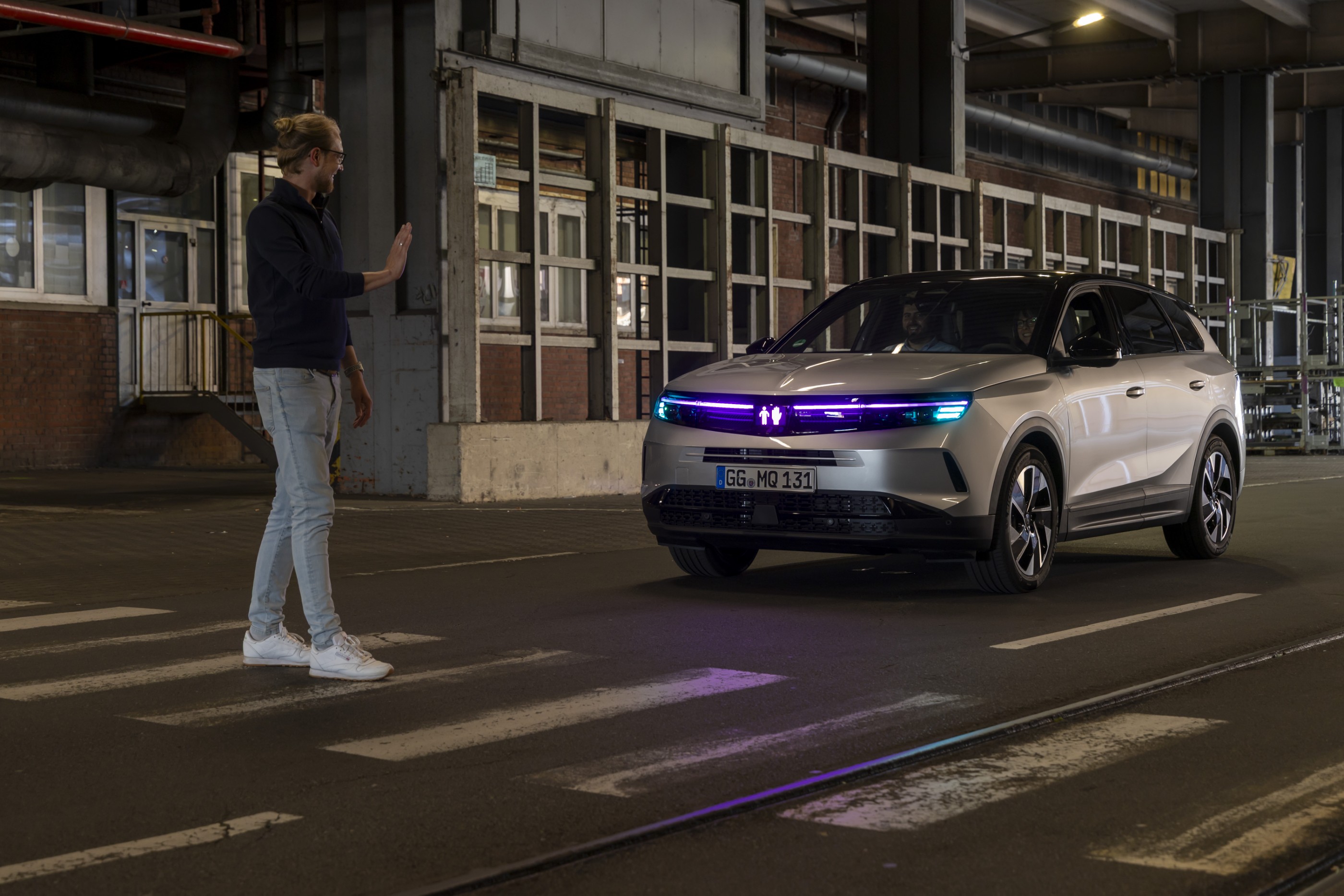 Opel revela sistema de comunicação por luz que avisa os peões das intenções dos veículos autónomos