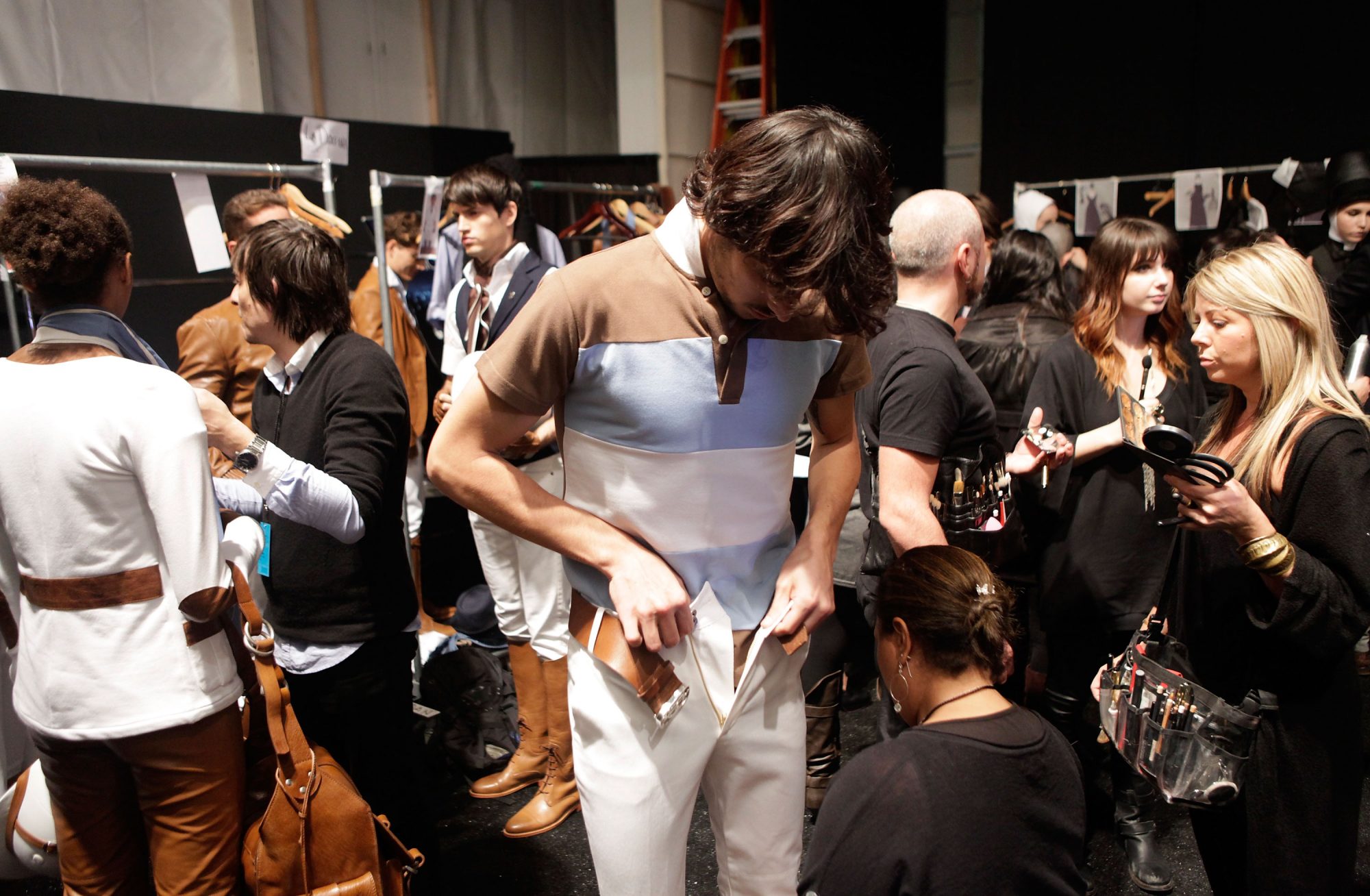 Moda. Modelos masculinos e femininos continuam a ter de se despir num espaço comum