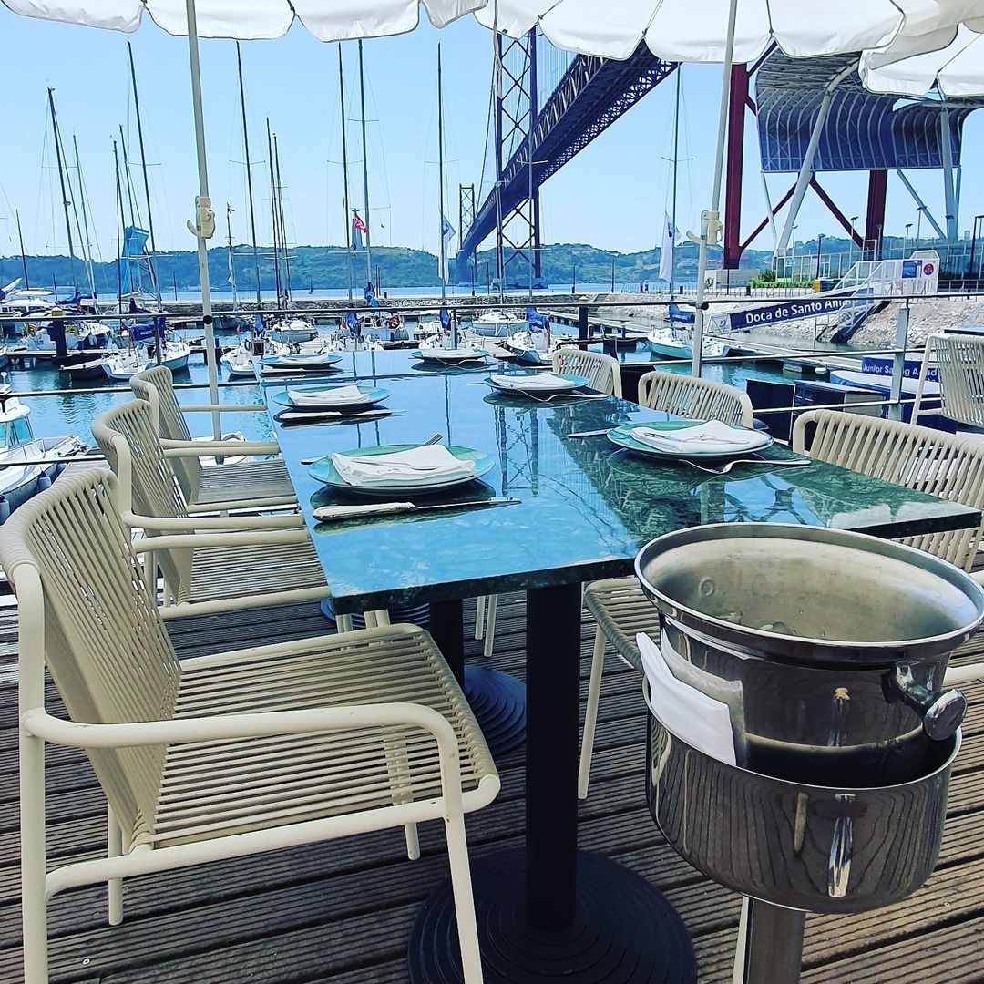 Perdoamos tudo a este Descarado — mas só porque tem cocktails, ceviches e a vista do Tejo