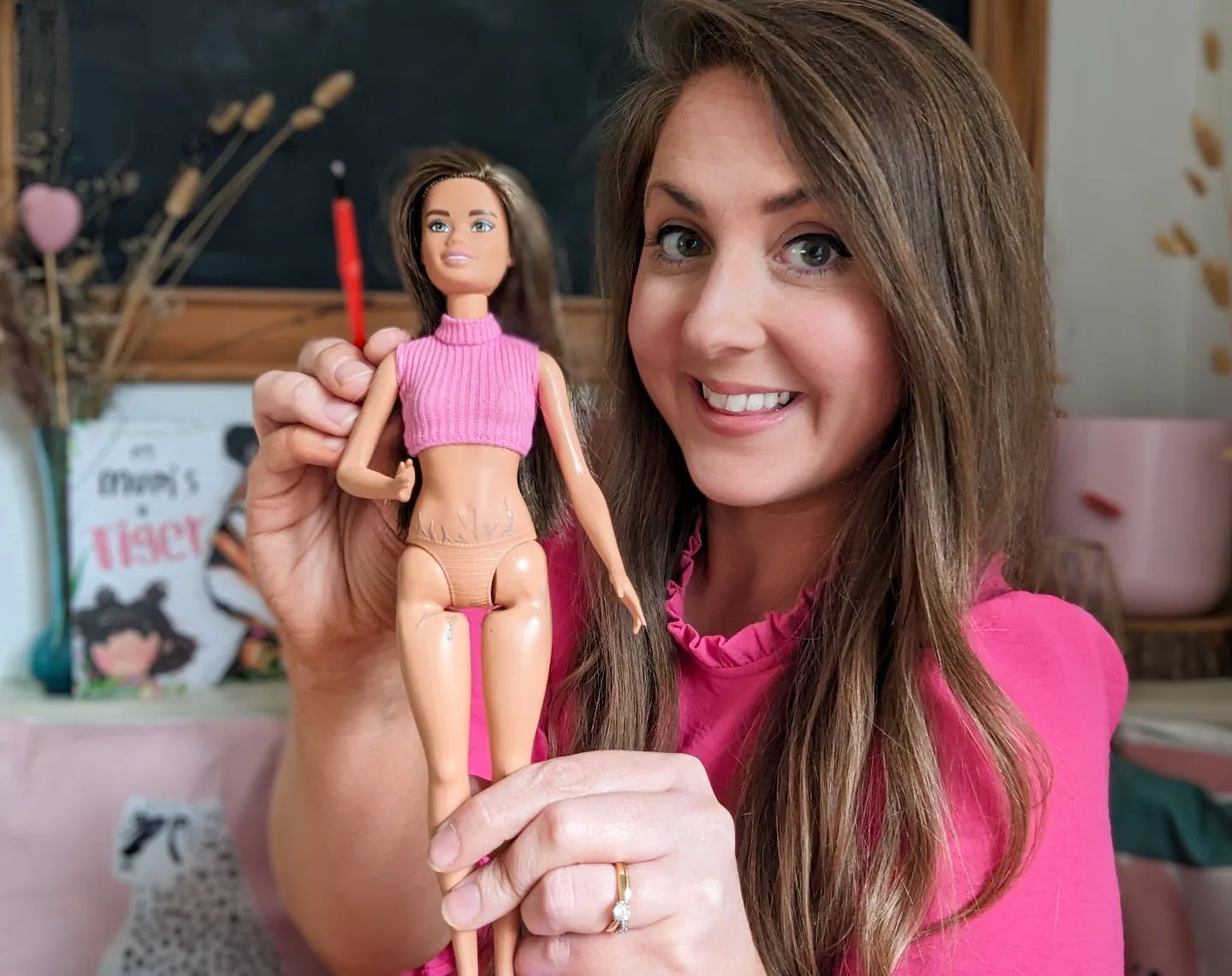 Mãe pinta estrias no corpo de uma Barbie para mostrar à filha que marcas são normais