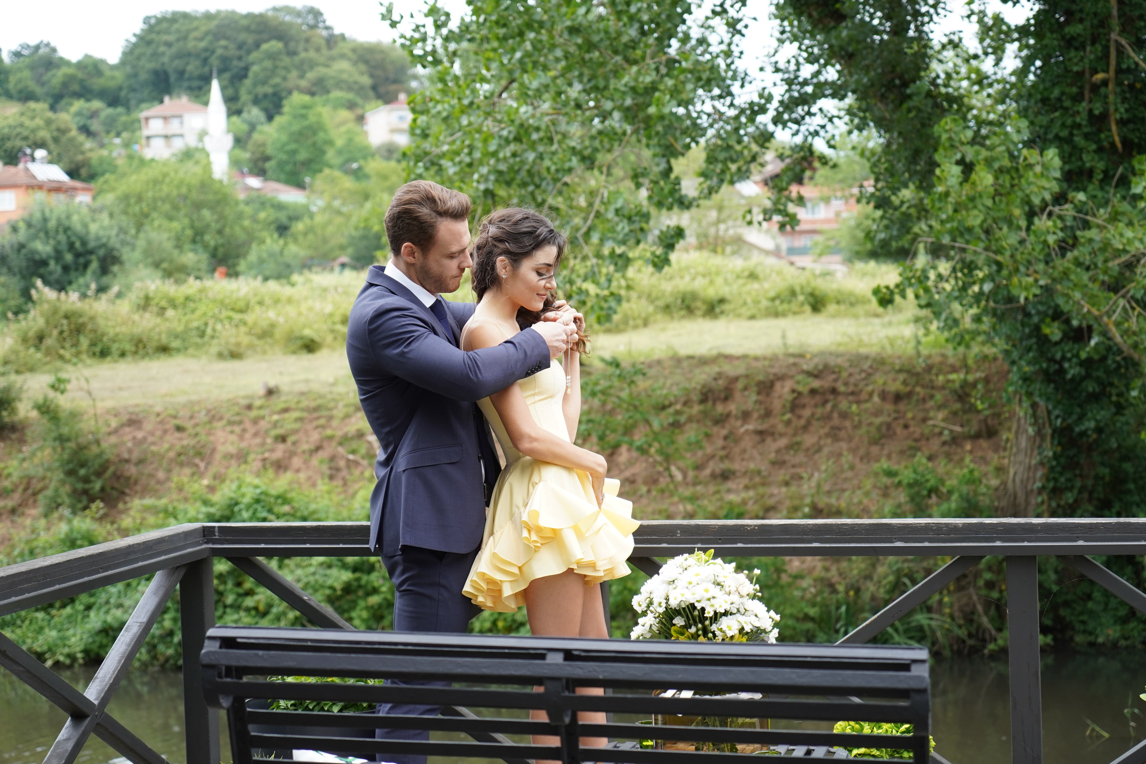Esta famosa comédia romântica turca está a chegar a Portugal. Veja as fotos de “Love is in the Air”