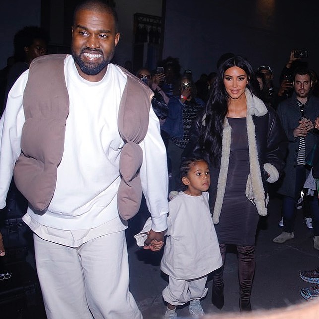 Kanye West mostra-se novamente frágil no Twitter e acusa Kim Kardashian de o querer internar