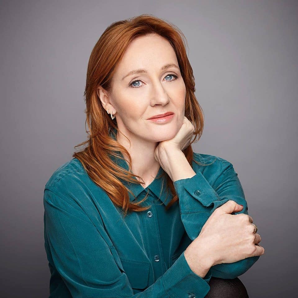 Modelo transgénero diz que J.K. Rowling é uma “ameaça para as pessoas LGBT”