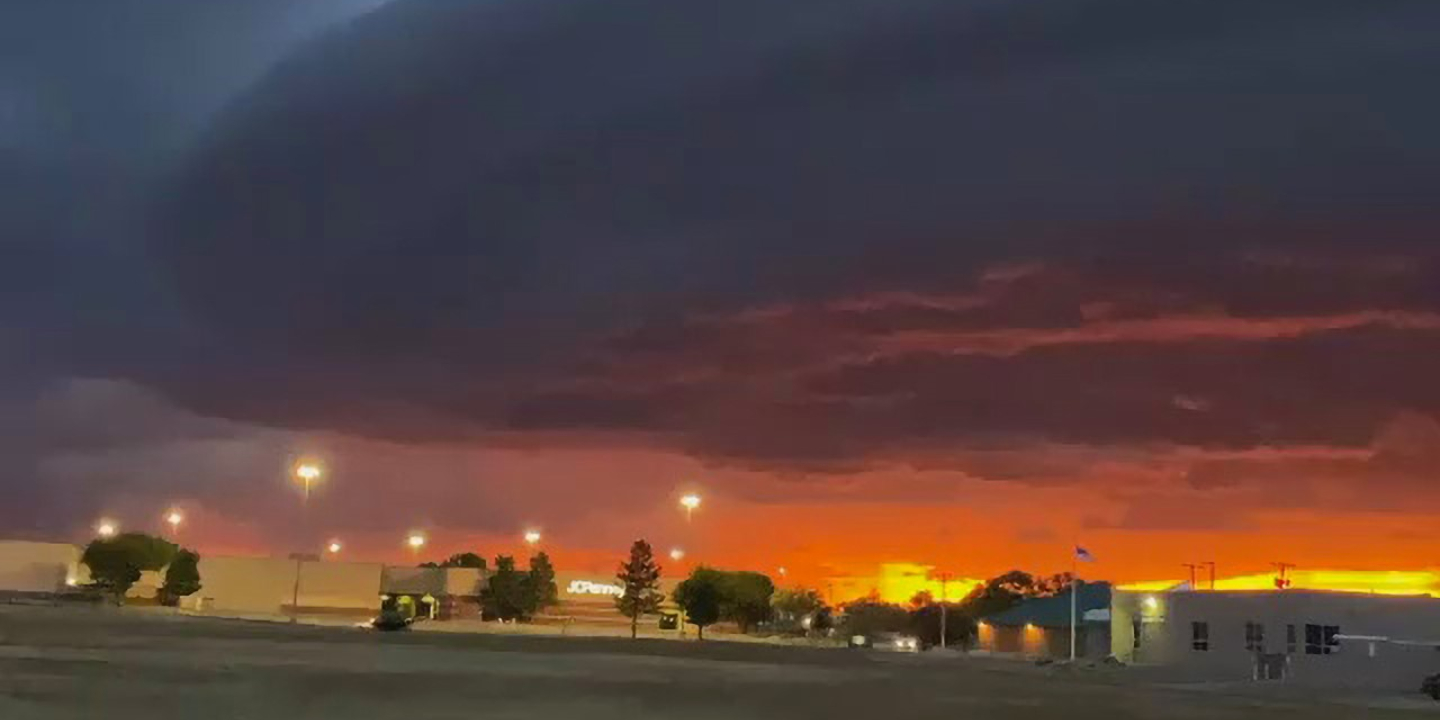 Nuvem que parece nave espacial aparece nos céus do Novo México e torna-se viral