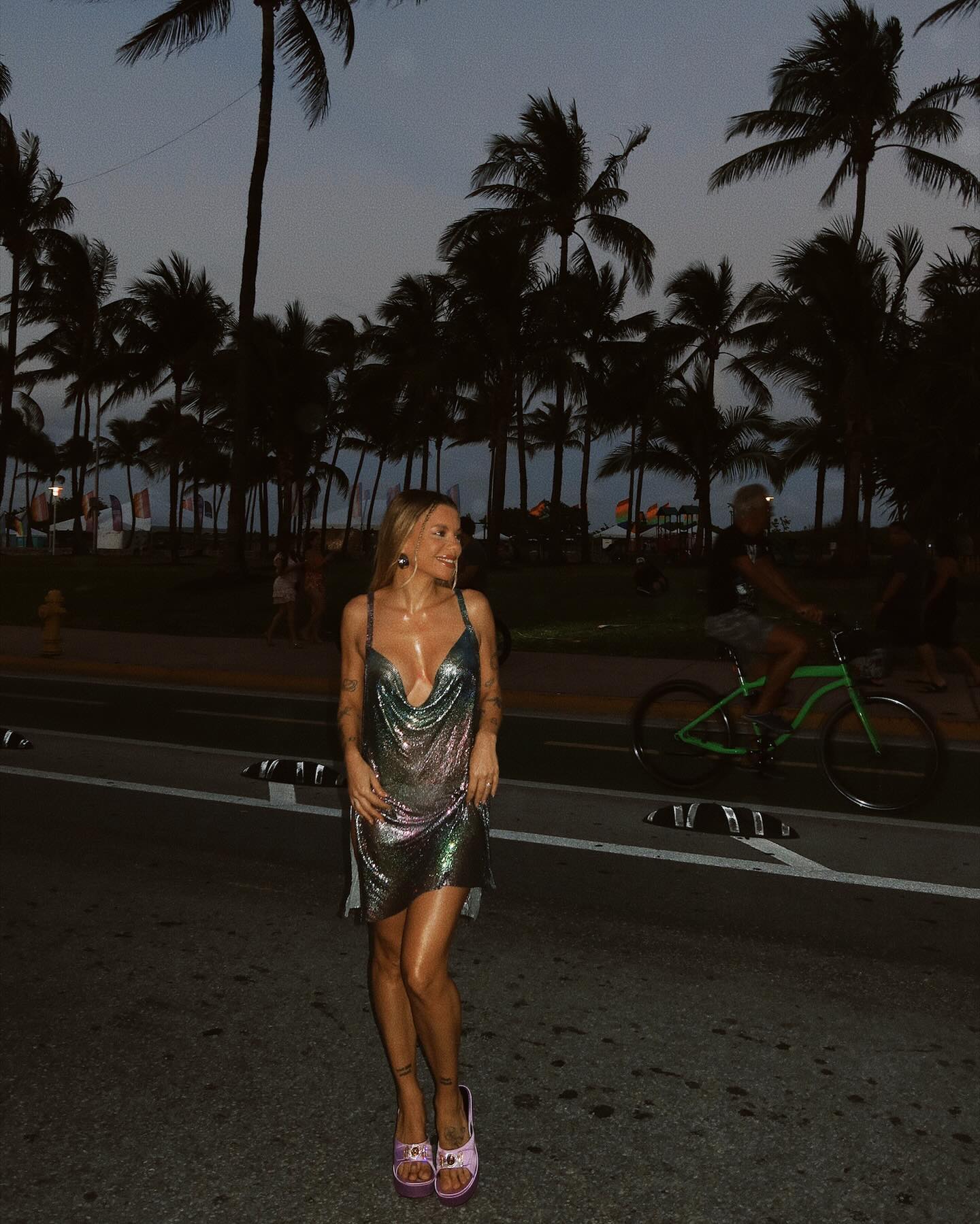 Mel Jordão está escaldante com este vestido brilhante em Miami. 10 peças para arrasar nas noites de calor