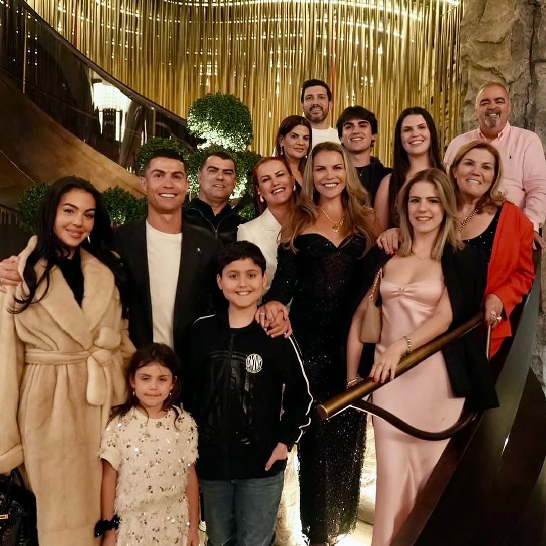 Porto-riquenho e ex de cantora famosa. Quem é o artista que atuou no aniversário de de CR7?