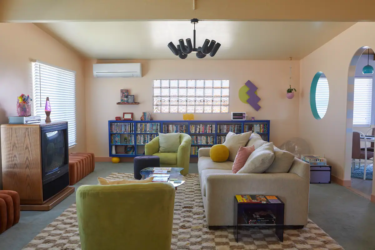 Esta casa é uma viagem no tempo até aos anos 90. Saiba quanto custa lá passar a noite e veja as fotos nostálgicas