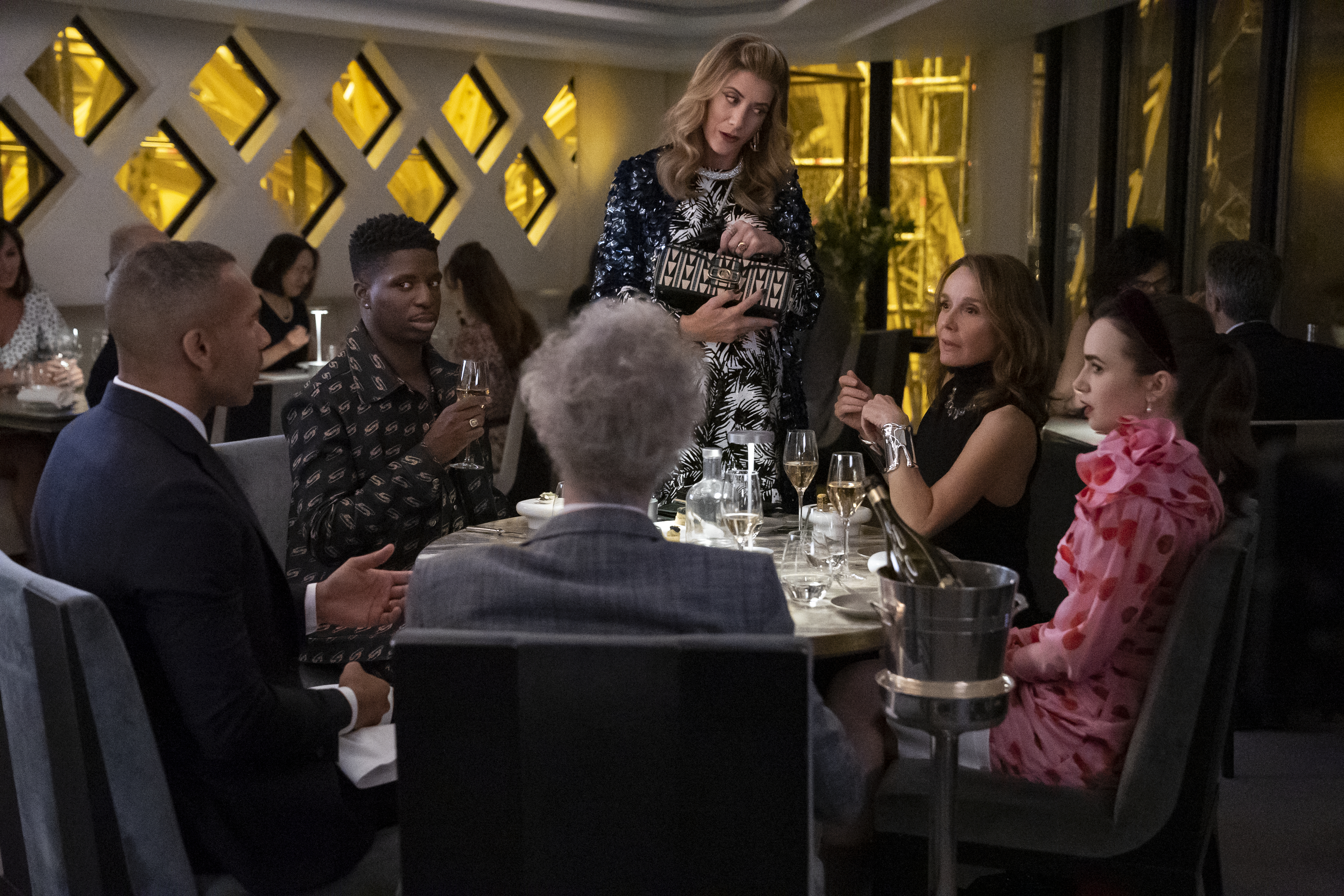 Jantar como Emily em Paris. Quanto custa ir ao restaurante de luxo na Torre Eiffel?