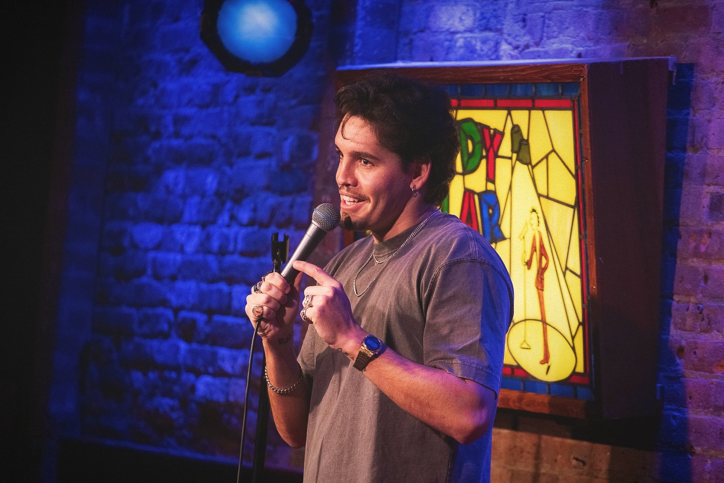 Comediante é o único português a fazer parte de um dos maiores clubes de comédia do Mundo — e vai atuar no nosso País