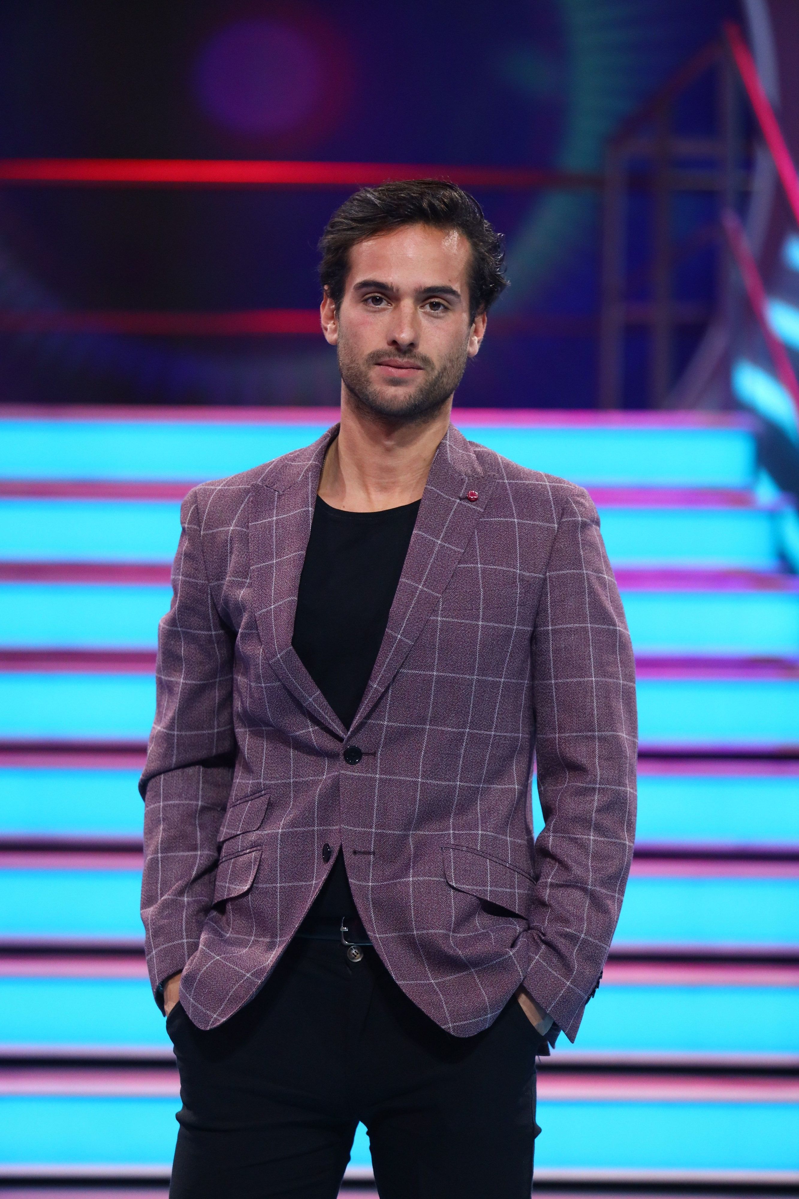 Ricardo filmado a dançar em clima íntimo com uma rapariga. Ex-concorrente já esclareceu