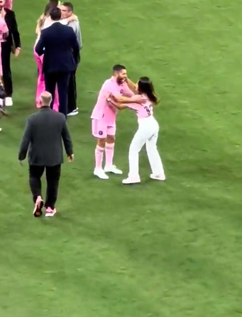 Mulher de Messi confunde-se e abraça outro futebolista no relvado. Veja o momento bizarro