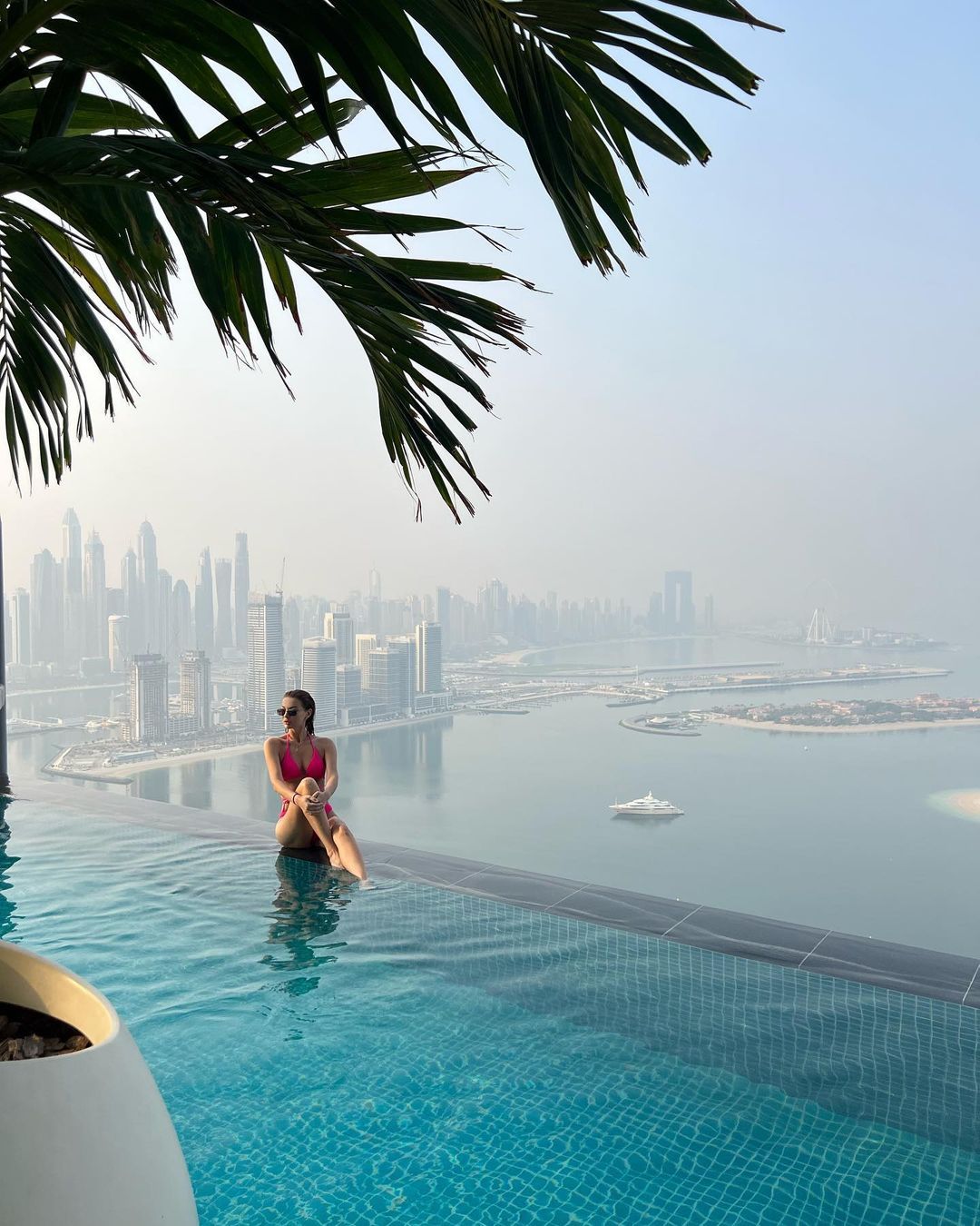 Mergulhe no céu nesta que é a piscina infinita de 360º mais alta do Mundo. Acesso pode custar mais de 200€