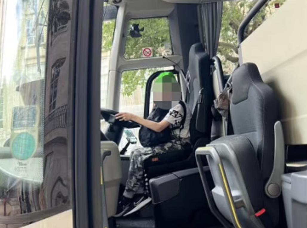 Criança ficou esquecida dentro do autocarro numa visita de estudo e teve de dormir no banco. Pais estão revoltados