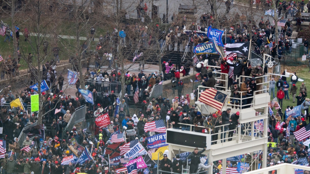 Atiçados por Donald Trump, manifestantes invadem Capitólio para sabotar transição de poder