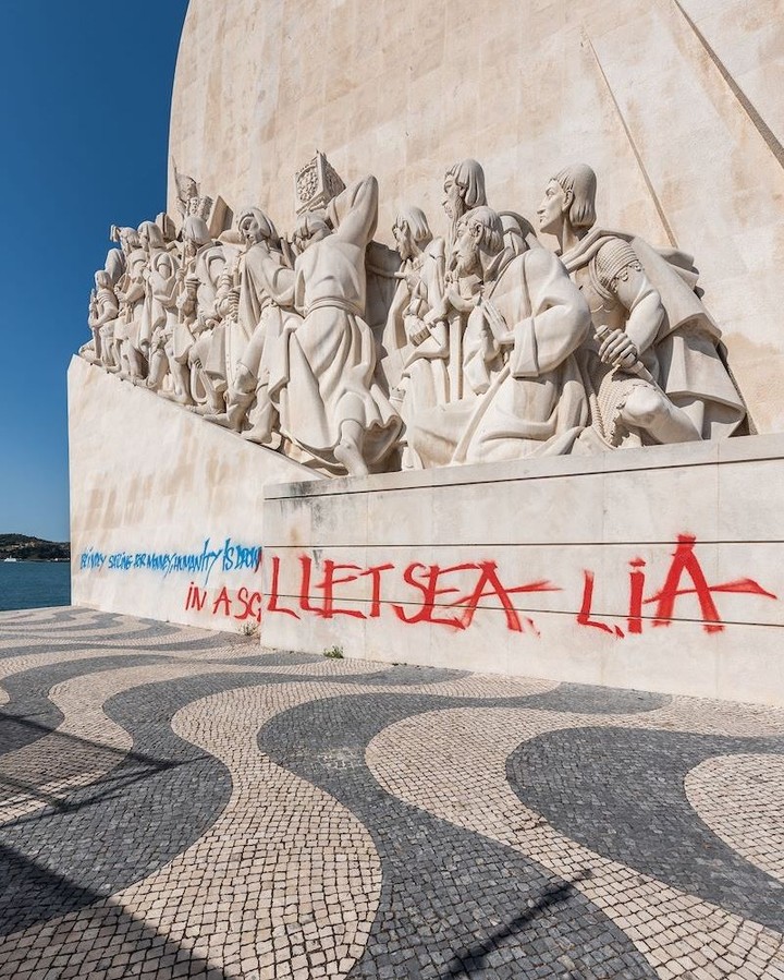 Vândalos voltam a atacar o Padrão dos Descobrimentos. “A nação que matou África”