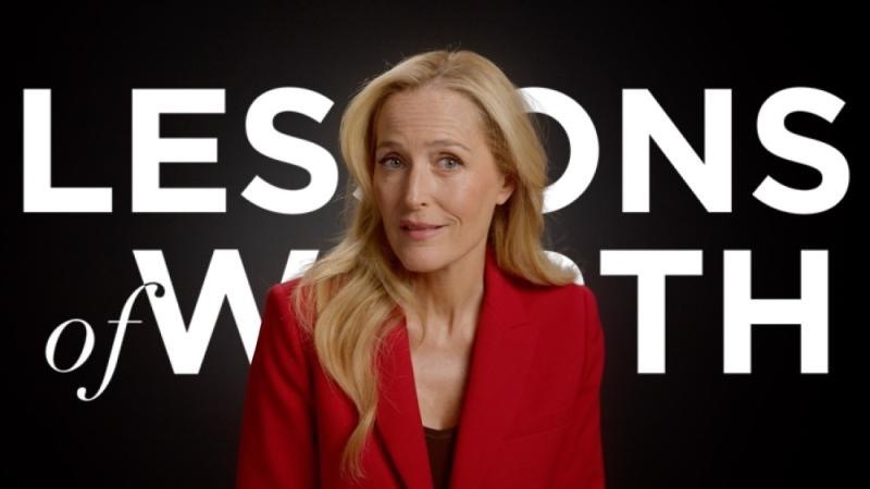 “Eu Mereço”: Gillian Anderson inspira mulheres a sentirem-se imparáveis em qualquer idade