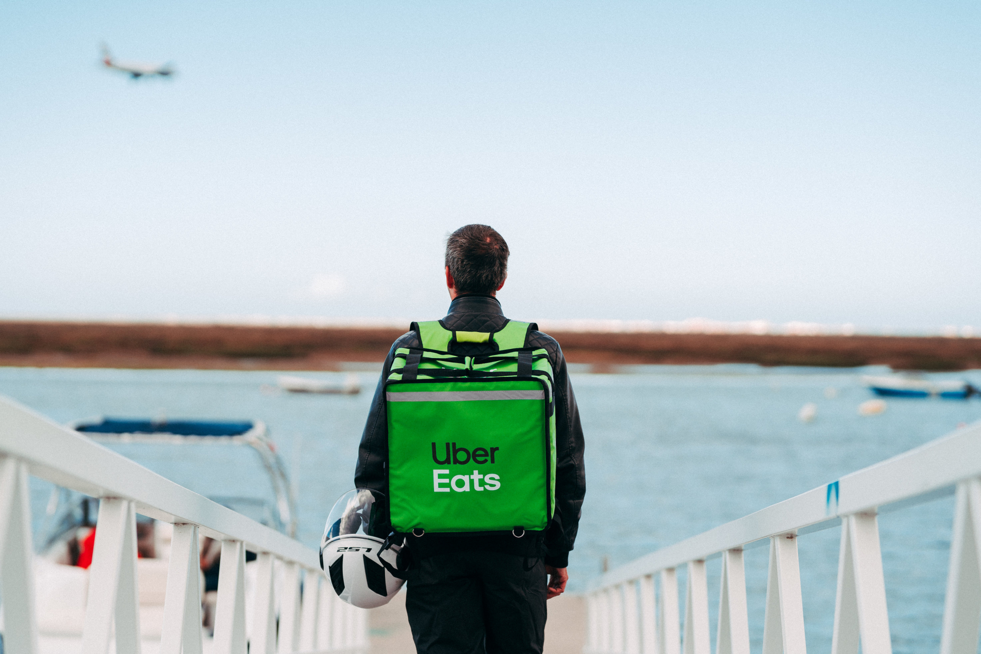 Adeus, marmitas. Uber Eats chega às praias com menus de almoço. Saiba onde ficam os pontos de recolha