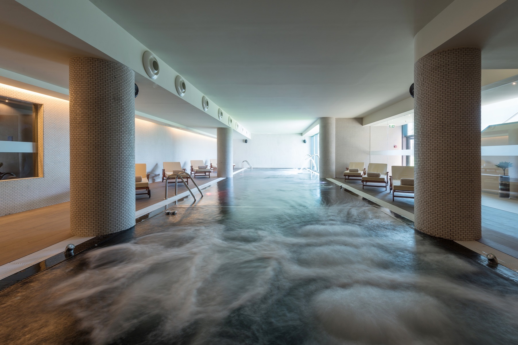 Esta nova terapia combina massagem, alongamentos e meditação dentro de água quente. Saiba tudo