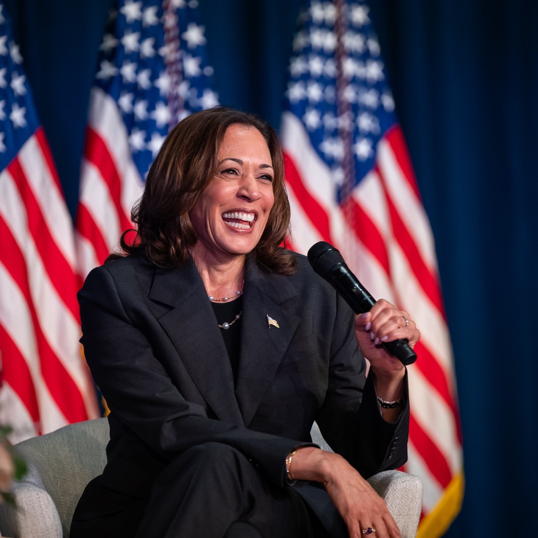 Madrasta, pioneira, ativista e muito mais. 5 coisas que não sabia sobre Kamala Harris, a mulher que quer derrotar Trump