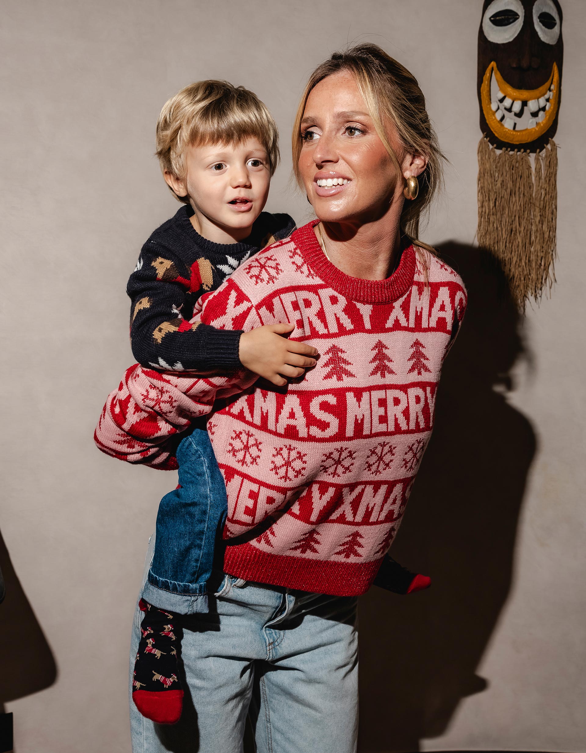 Esta ugly sweater com o selo de Madalena Abecasis é ideal para a véspera de Natal. Saiba de onde é