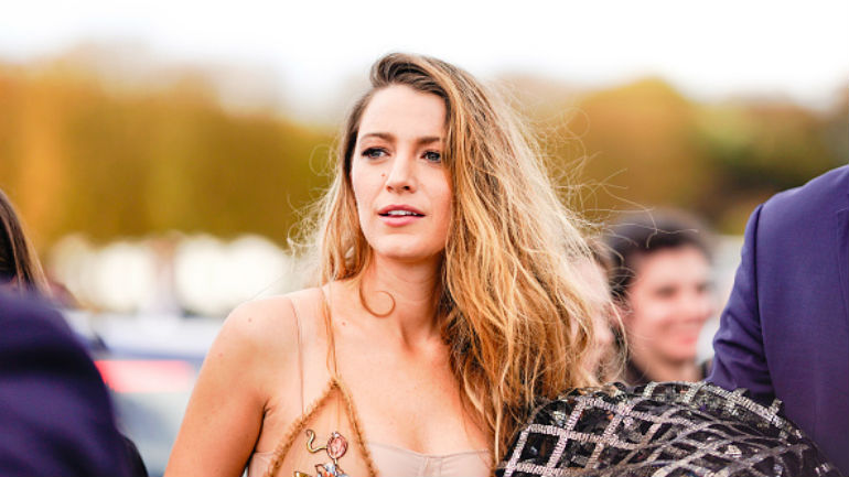Blake Lively abre a gaveta e mostra os seus produtos de maquilhagem favoritos