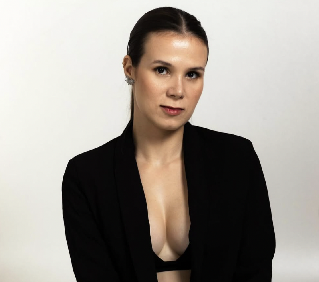 Mulher que recusa ceder lugar à janela no avião a criança birrenta vira estrela do Instagram