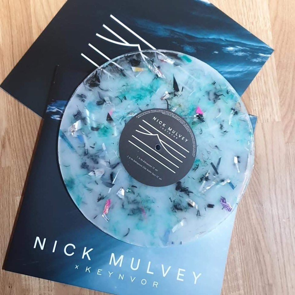 Este disco de vinil é feito com plástico dos oceanos