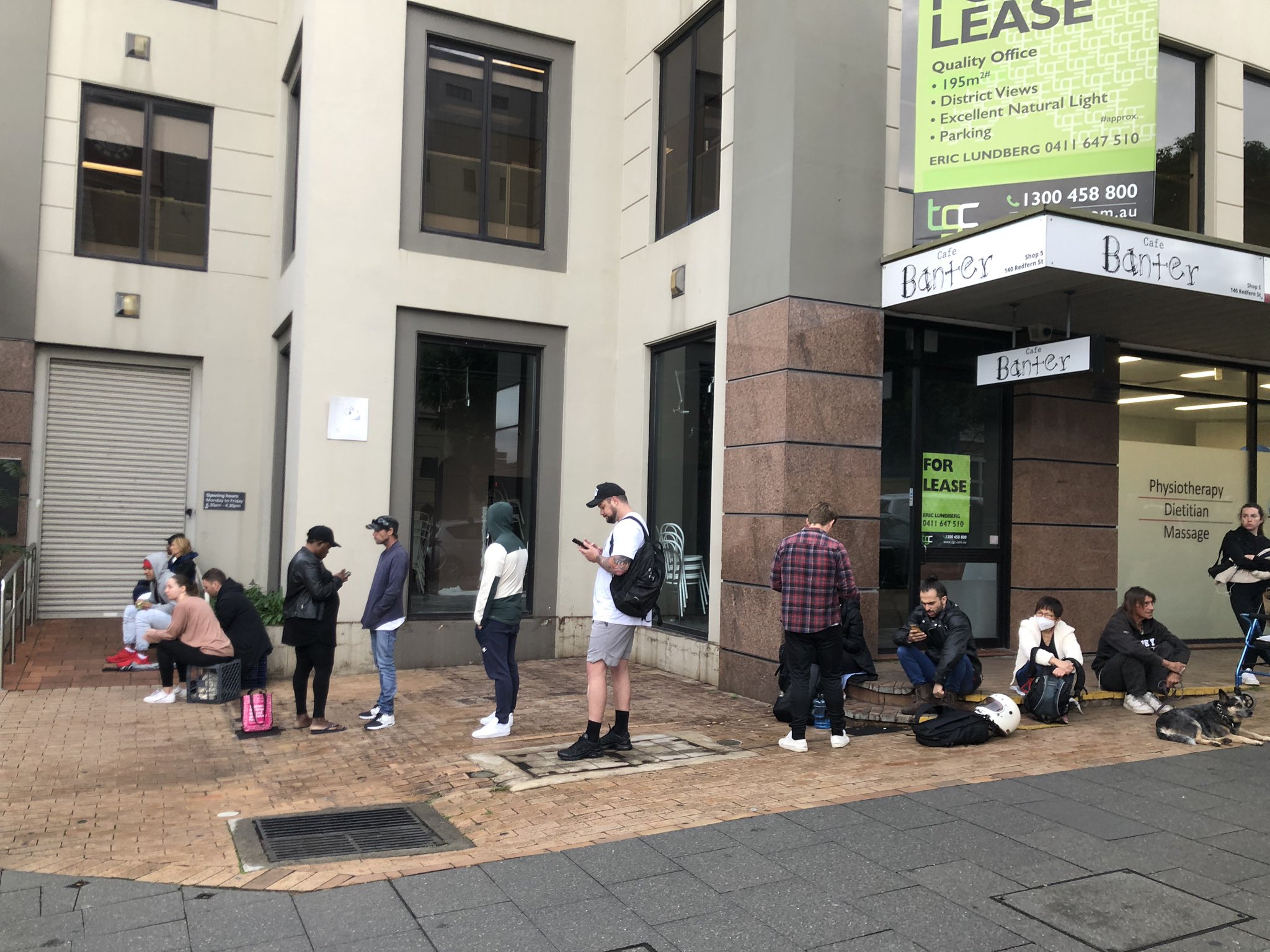 COVID-19. Este homem deu 100 dólares a cada desempregado que estava na fila do centro de emprego