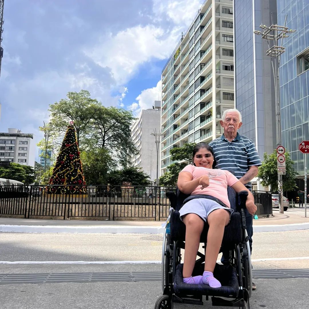 Avô de 84 anos aprende a maquilhar para concretizar sonho da neta com paralisia cerebral (VÍDEO)
