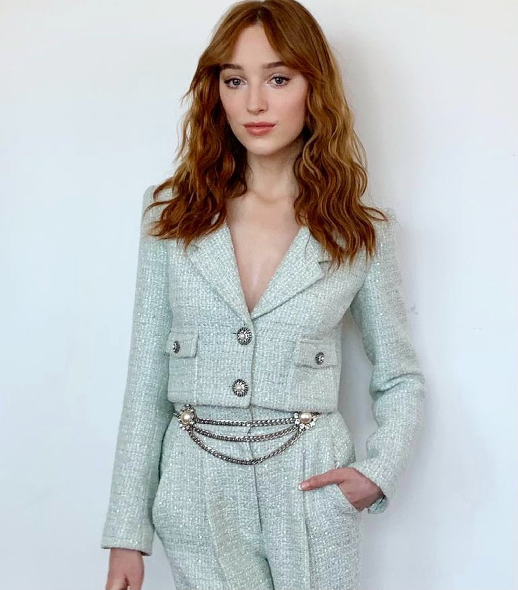 Phoebe Dynevor, protagonista da primeira temporada de “Bridgerton”, está noiva