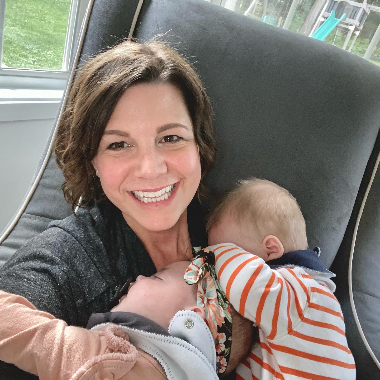 Pais tiveram gémeos através de barriga de aluguer, mas foram obrigados a adotá-los. E conseguiram