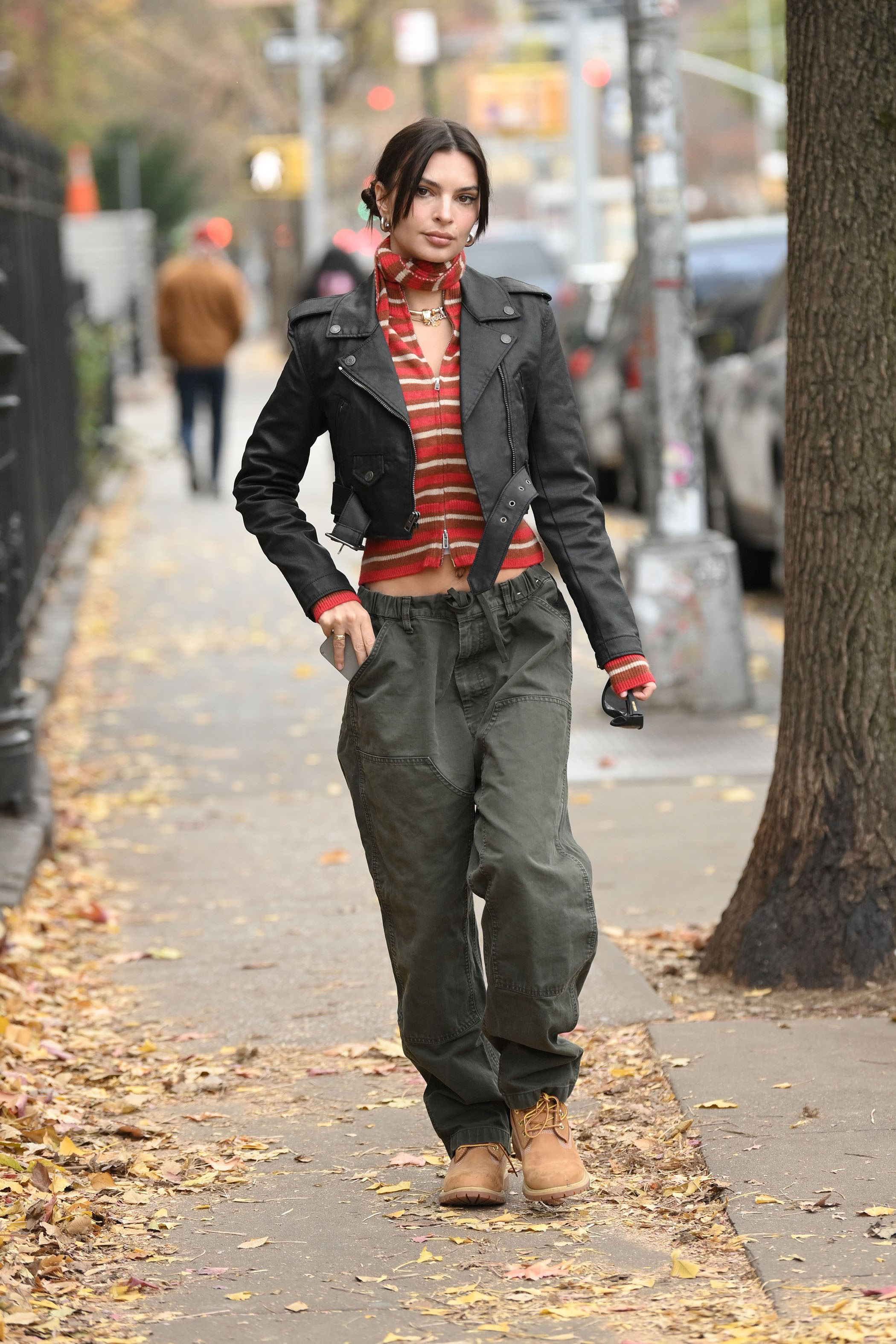 Emily Ratajkowski usa cardigan de malha que custa menos de 50€ – e dizemos-lhe de onde é