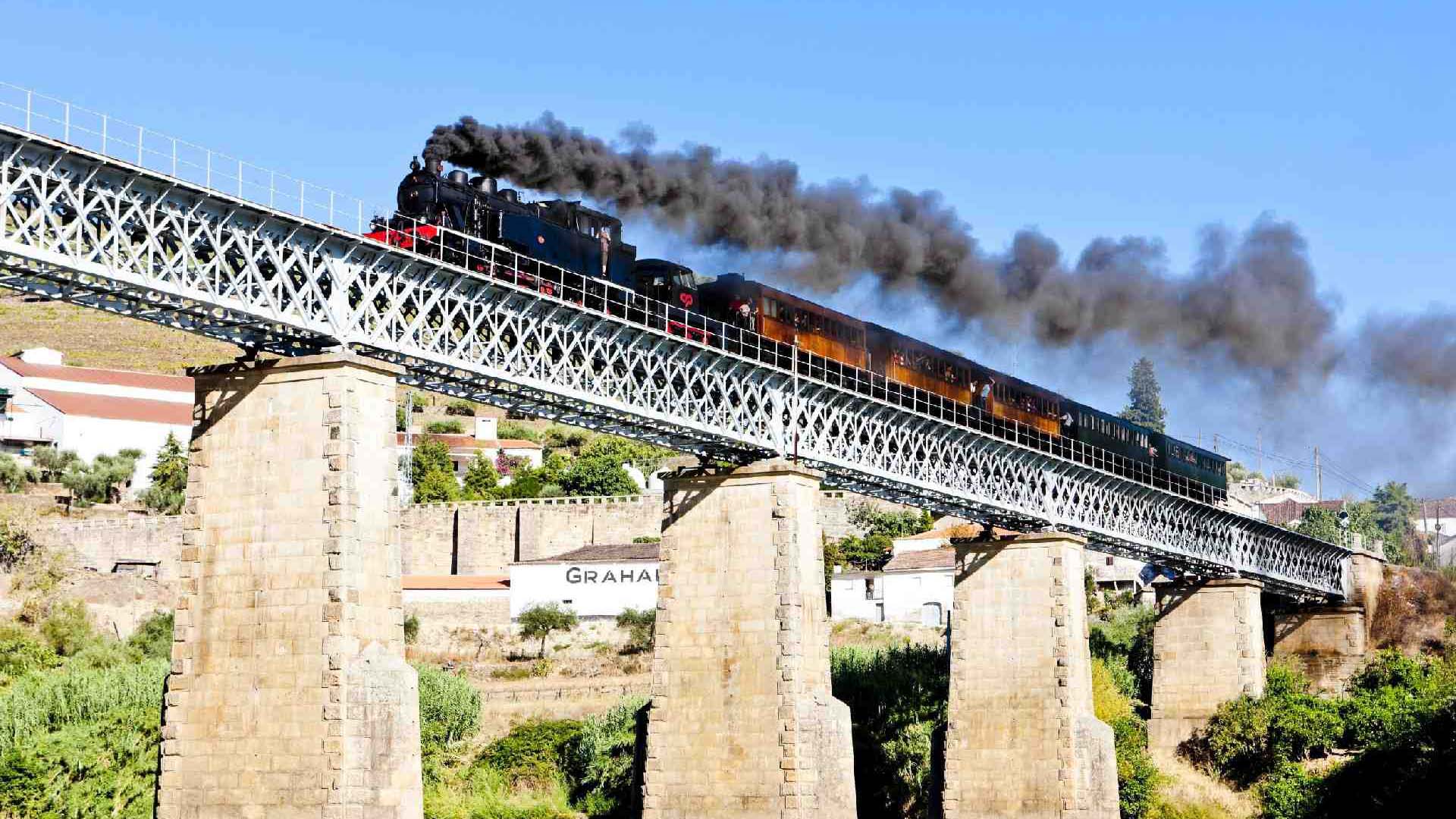 Voltaram as viagens de comboio no Douro entre a Régua e o Tua. E agora têm vinho do Porto