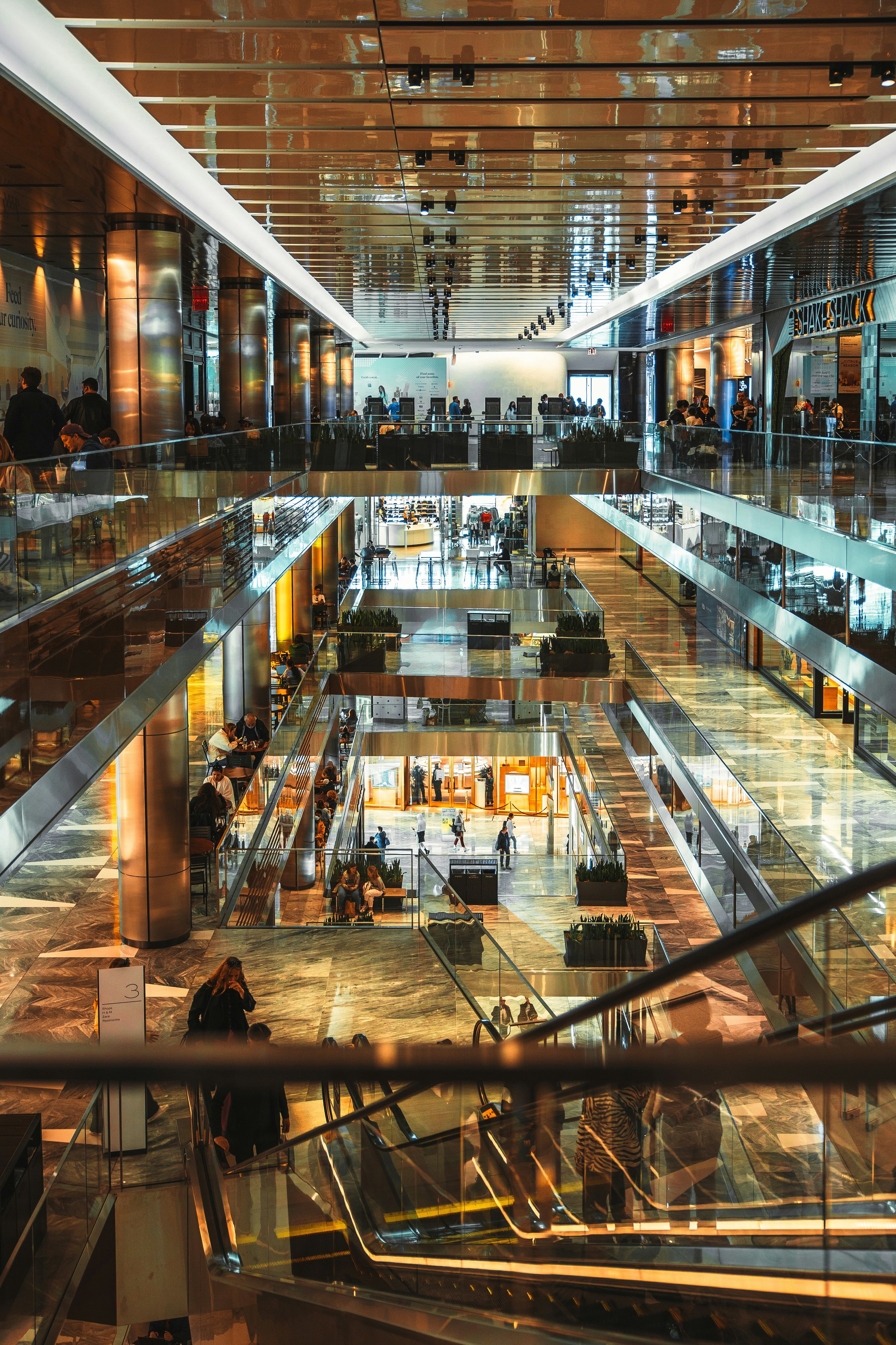 Os centros comerciais não têm janelas para a rua e há várias razões. Uma delas é fazer-nos gastar mais — saiba porquê