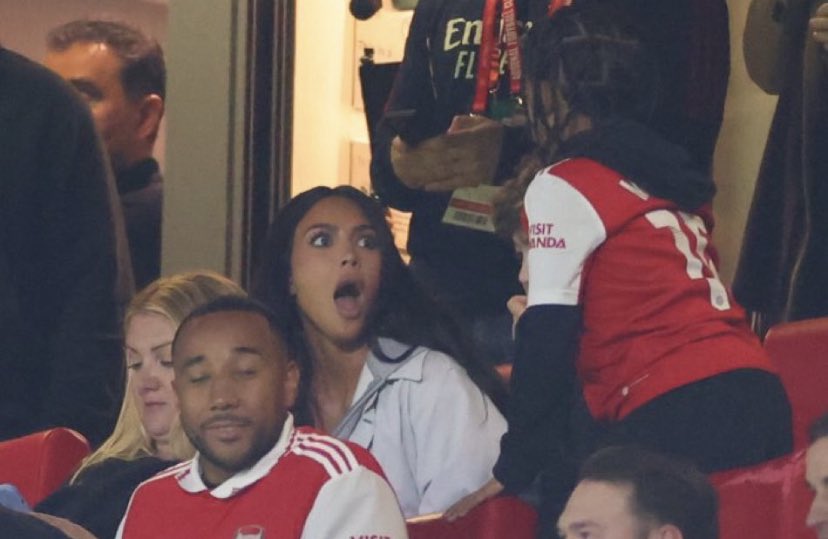Kim Kardashian foi ao estádio ver o Arsenal-Sporting com o filho mas não deu sorte aos britânicos
