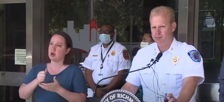 Manifestantes bloqueiam carro dos bombeiros e impedem-no de chegar a um prédio em chamas onde estava uma criança