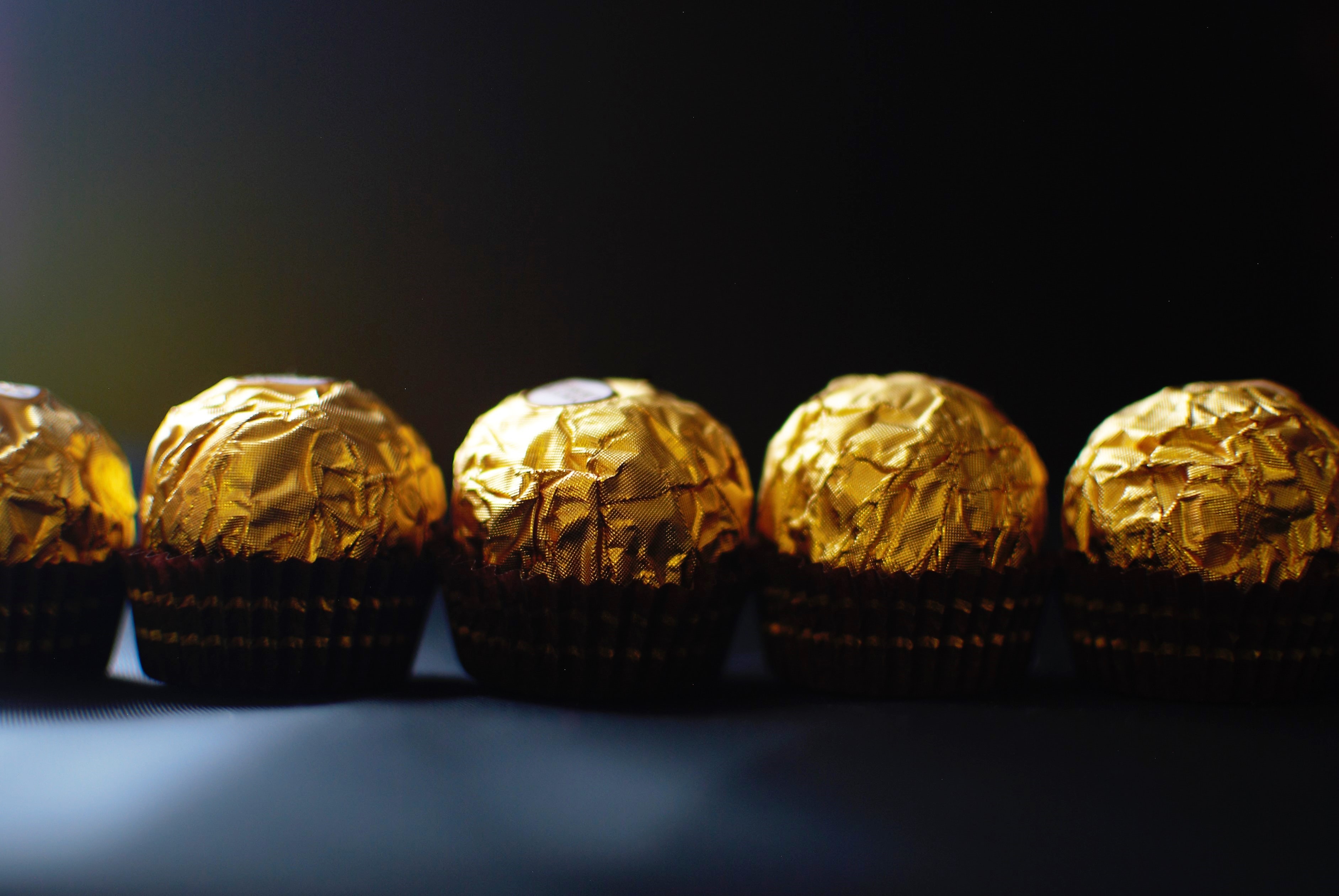 Do Ferrero Rocher ao After Eight, saiba as calorias dos chocolates e perceba por qual deve optar