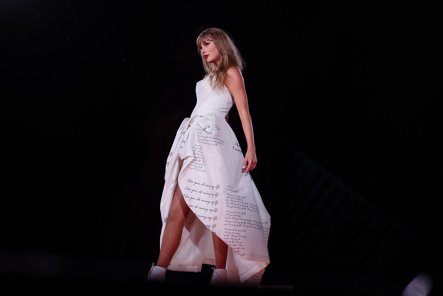 Vai ver Taylor Swift a outro país? Este vestido da Desigual pisca o olho ao da cantora (e é perfeito para o concerto)