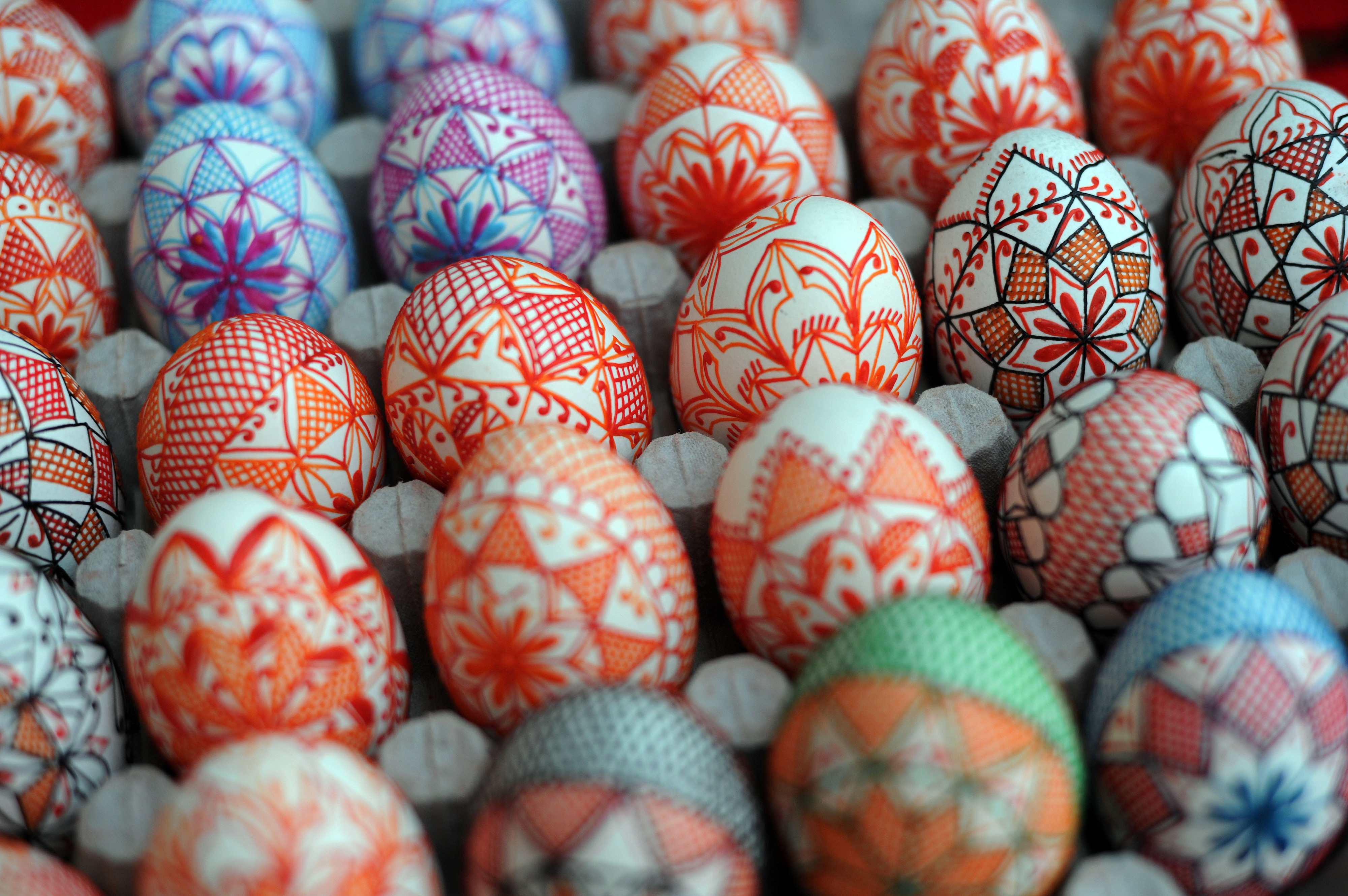 Окраска яиц на пасху. Пасхальное яйцо. Традиция окрашивания яиц. Покраска яиц на Пасху. Символы Пасхи.