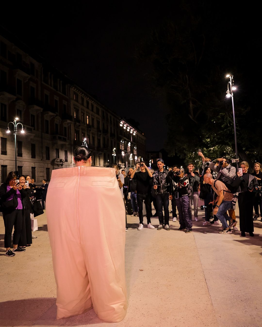 Original ou só bizarro? Look de influencer brasileira na Semana da Moda de Milão causa sururu