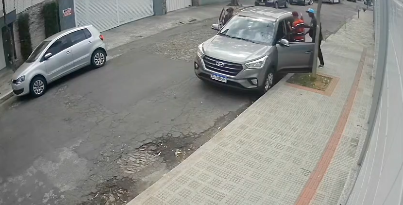 Vídeo mostra o momento exato e como estudante de Medicina foi raptado e levado no carro. Veja as imagens