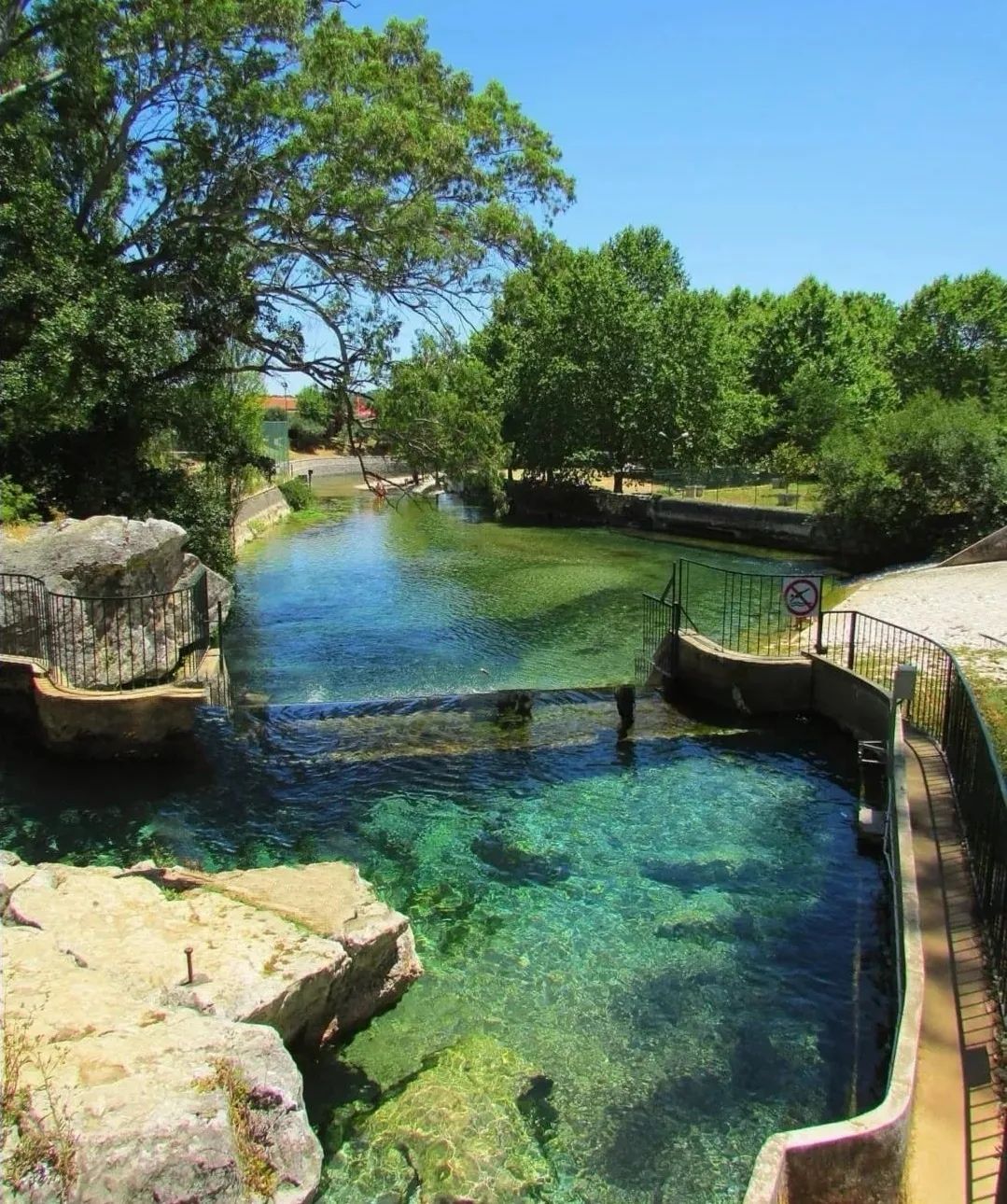 Esta praia fluvial linda vai proporcionar-lhe o dia perfeito de verão (e fica só a uma hora de Lisboa)