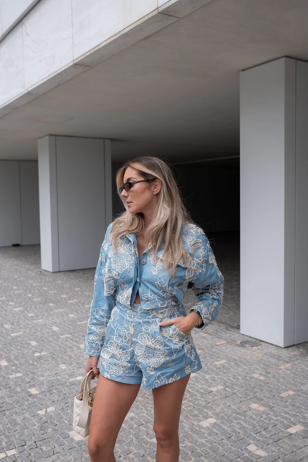 O conjunto floral de Mariana Machado é perfeito para o clima instável de Primavera. Saiba de onde é