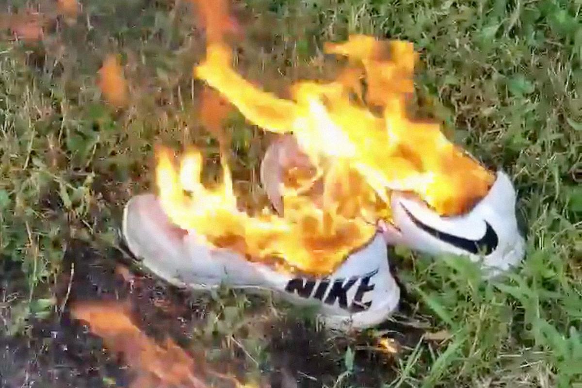 Sabe porque é que andam a queimar ténis e produtos da Nike?