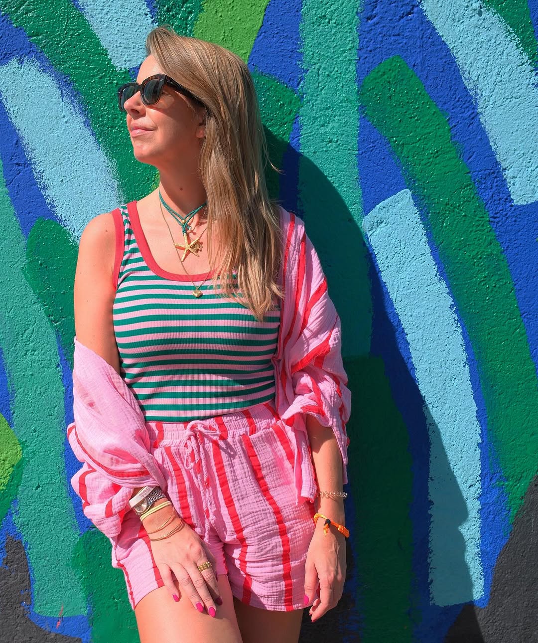 Pipoca Mais Doce arrasa nas férias com conjunto às riscas. Saiba de onde é e quanto custa