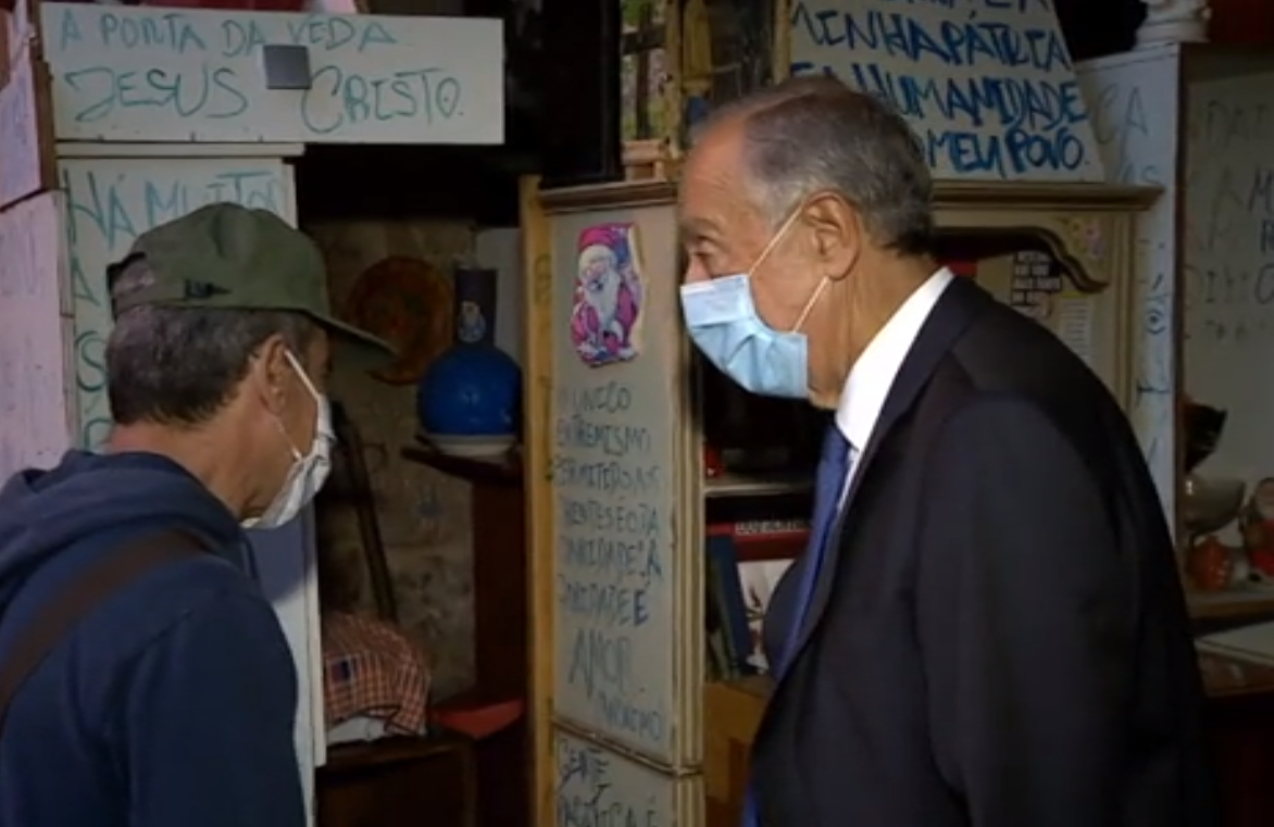 Homem vive debaixo de viaduto no Porto há três anos. Marcelo foi conhecê-lo